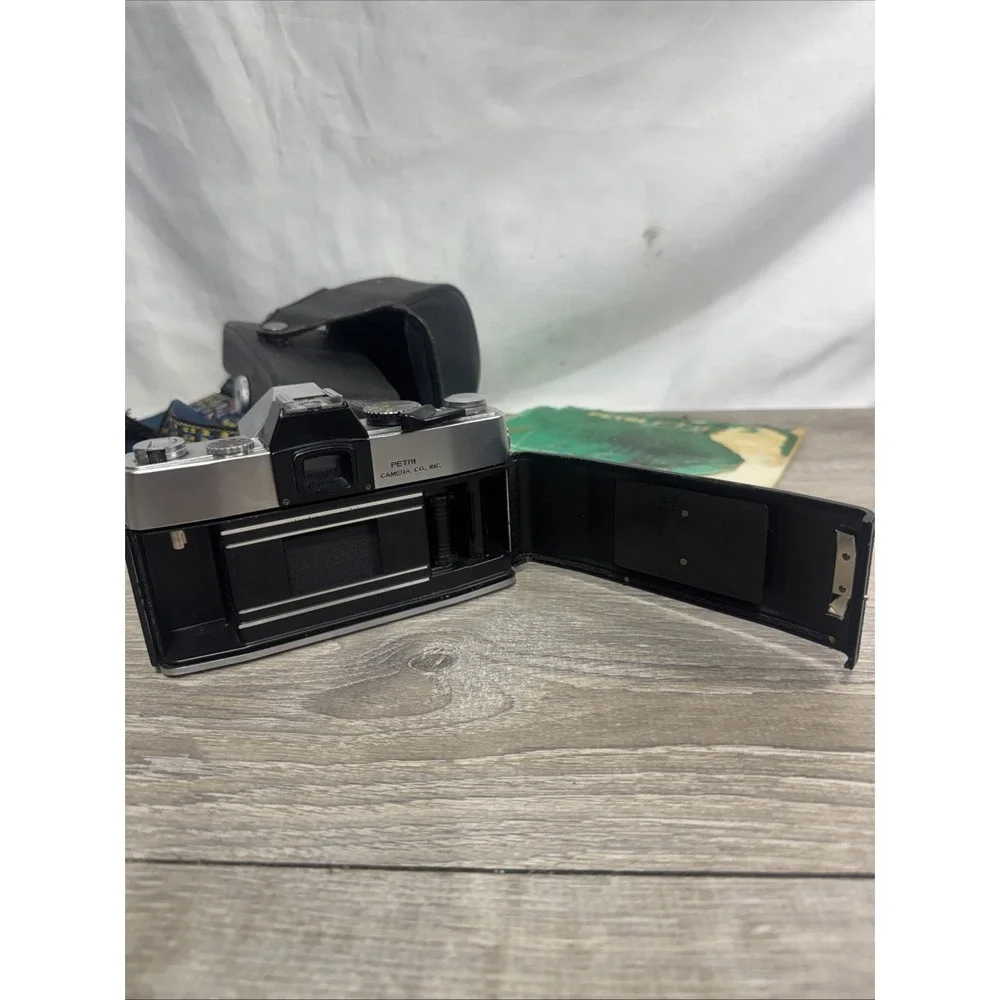 Petri FT-II 35mm film camera 1:18 Lens 55mm - made in Japan with Strap Vintage
